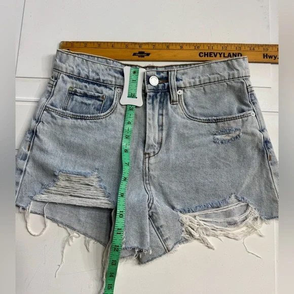 Blank NYC The Barrow Vintage High Rise Distressed Light Wash Denim Shorts Sz 25 - Picture 4 of 5